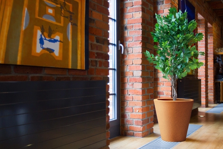 Niska duża donica ogrodowa w kolorze efekt stalowej rdzy Ovo Monumo